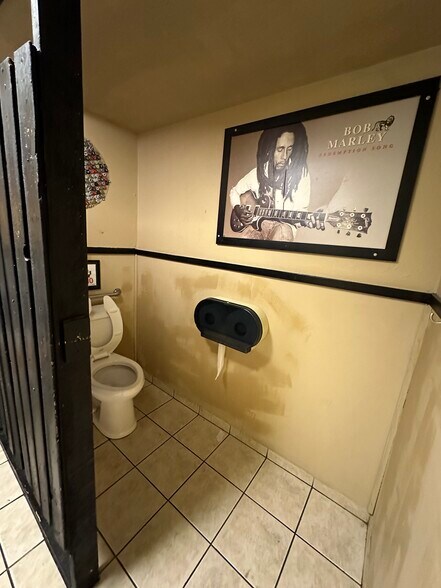 More Photos Of 295 S Broadway, Coos Bay Restaurant For Sale