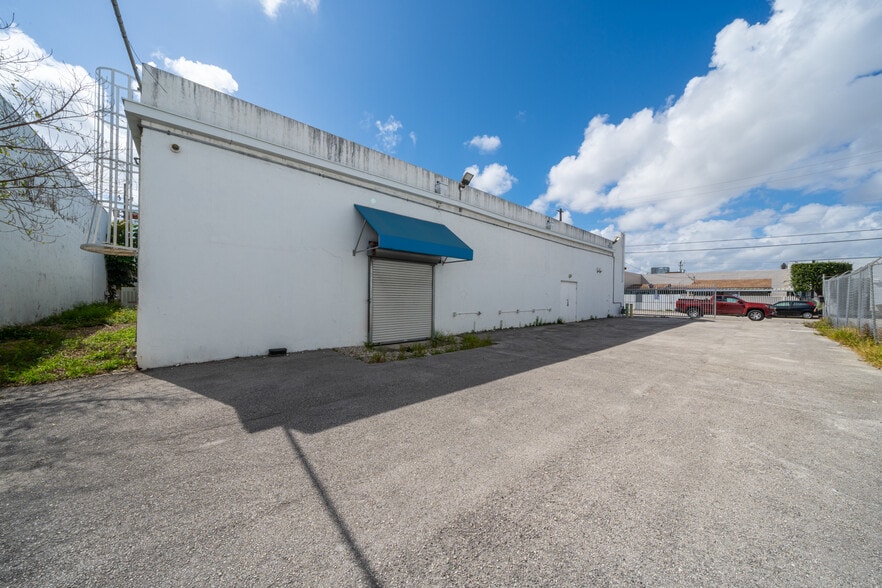 More Photos Of 2585 NW 21st Ter, Miami Warehouse For Lease