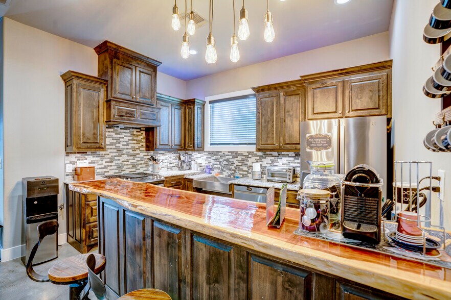 More Photos Of 5805 Starnes Rd, Watauga Office For Sale