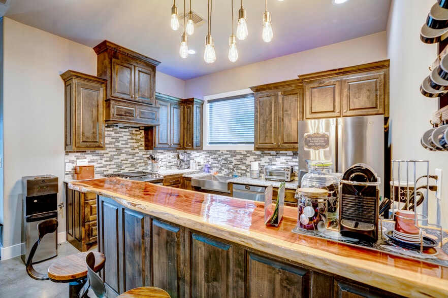 More Photos Of 5805 Starnes Rd, Watauga Office For Sale