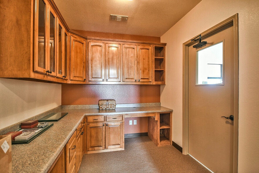 More Photos Of 202 Daisy Dr, Granbury Manufacturing For Sale