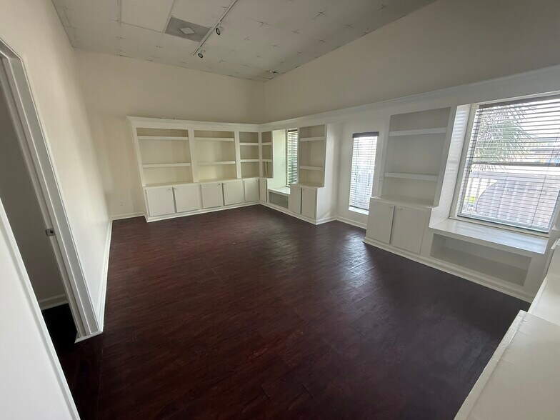 More Photos Of 605 Bradford Ave, Kemah General Retail For Lease