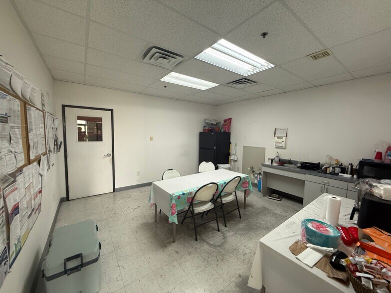More Photos Of 5210 Airport Fwy, Haltom City Warehouse For Lease