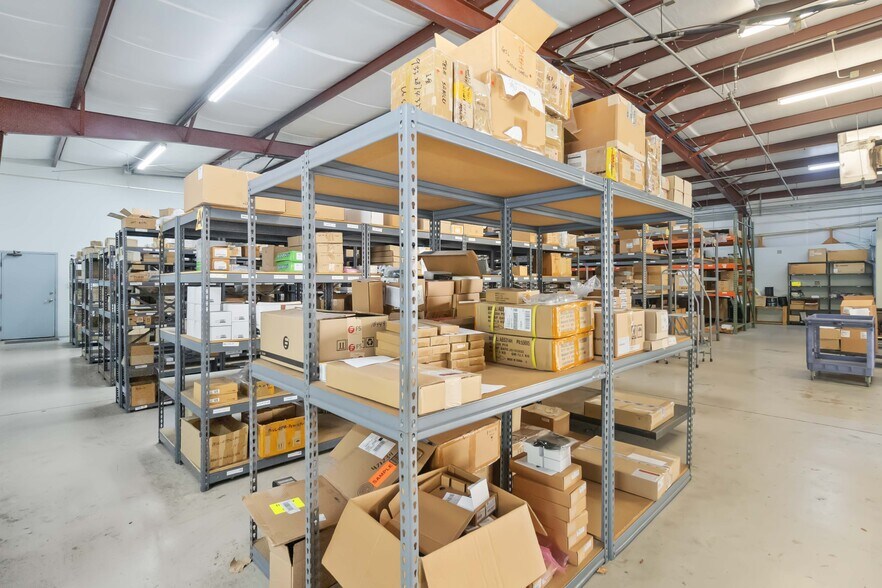 More Photos Of 1076 Florida Central Pky, Longwood Warehouse For Lease