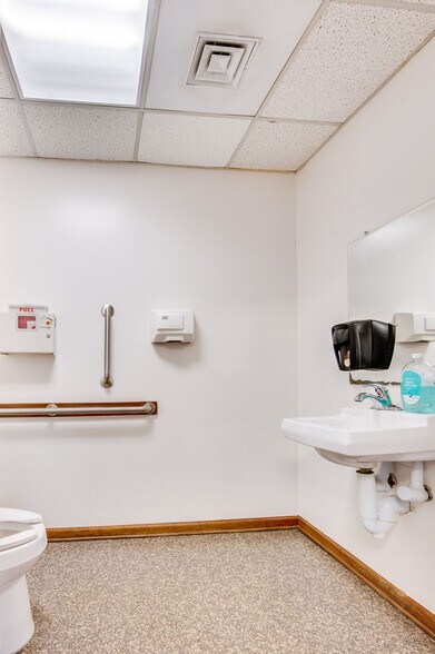 More Photos Of 231 Memorial Dr, Jacksonville Medical For Sale