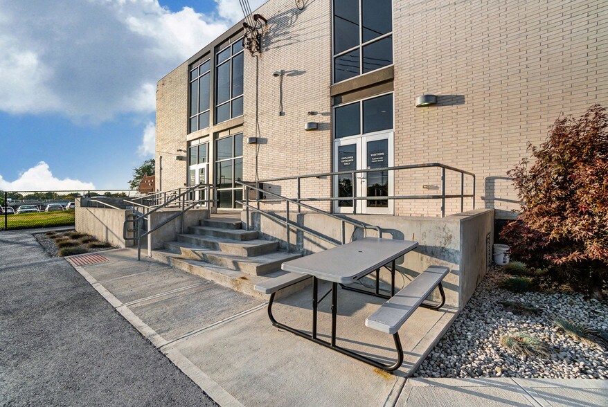 More Photos Of 675 W Market St, Lima Office For Sale