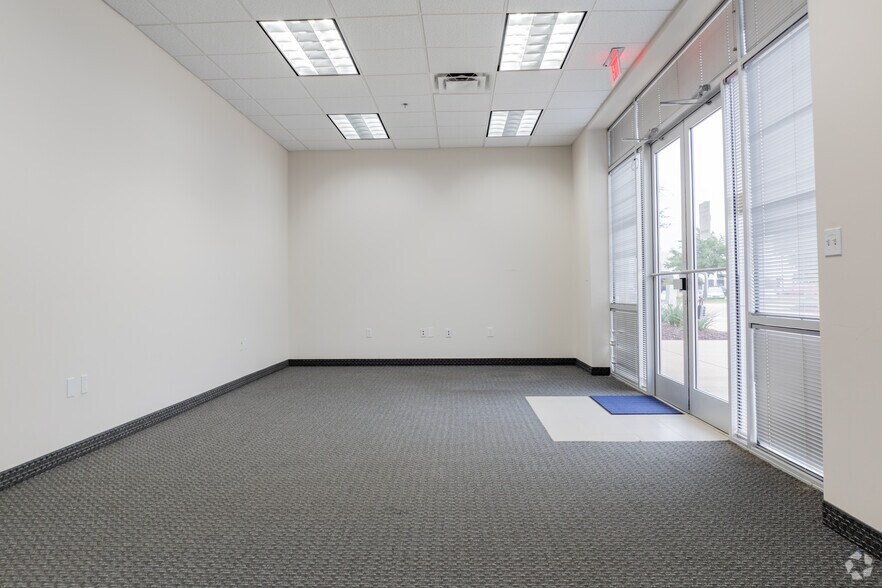More Photos Of 1825 Lakeway Dr, Lewisville Unknown For Lease