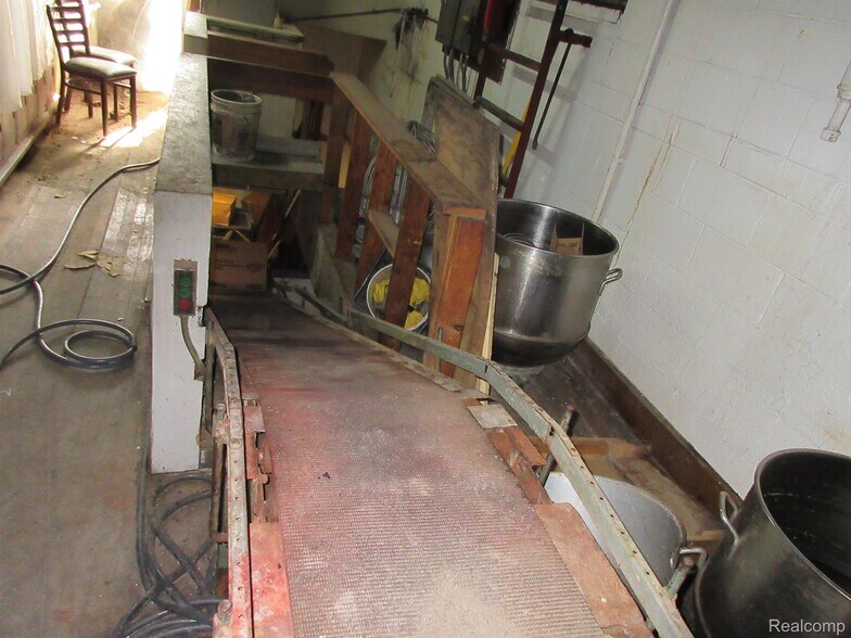 More Photos Of 19200 Kelly Rd, Detroit Restaurant For Sale