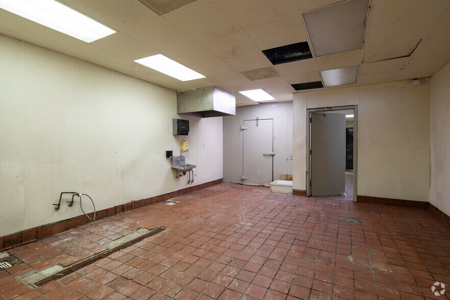 More Photos Of 2337-2375 1st St NE, Center Point Unknown For Lease