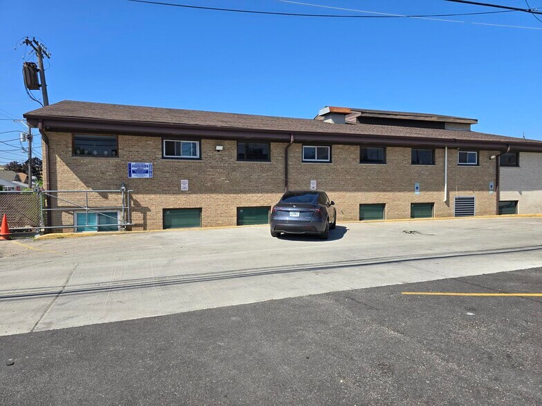 More Photos Of 6420 N California Ave, Chicago Medical For Lease