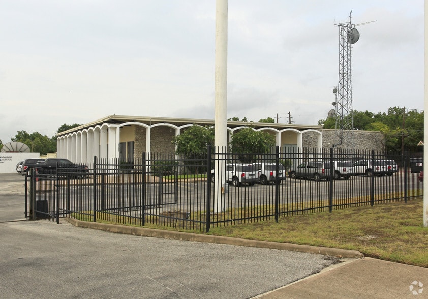 More Photos Of 2233 W North Loop Blvd, Austin Office For Sale
