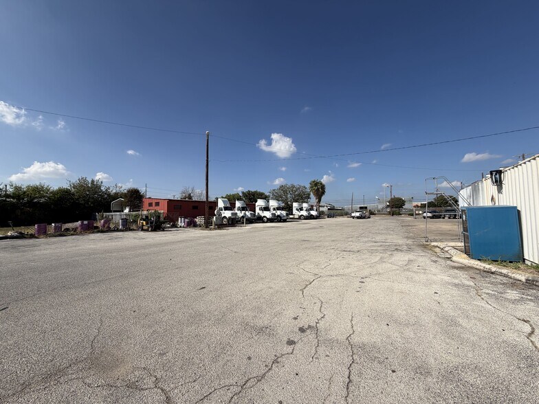 More Photos Of 2026 W Malone Ave, San Antonio Warehouse For Lease