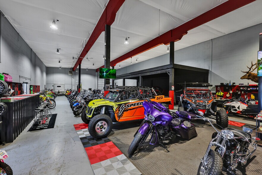 More Photos Of 7168 N Government Way, Dalton Gardens Warehouse For Lease