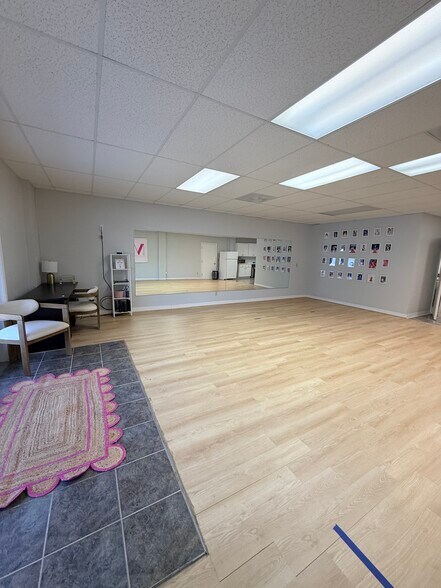 More Photos Of 812 W Wade Hampton Blvd, Greer Office Residential For Lease