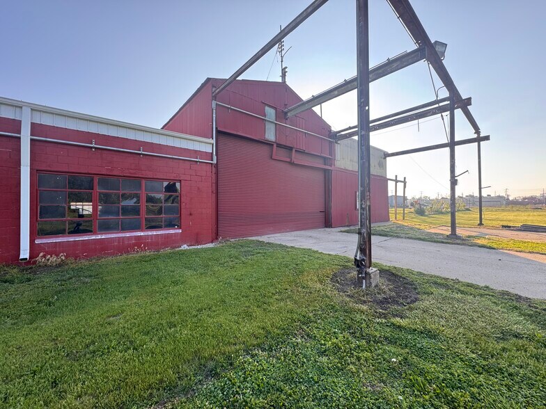 More Photos Of 400 Davis Street, Bushnell Manufacturing For Sale