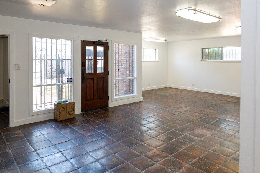 More Photos Of 307-311 Lombrano St, San Antonio Warehouse For Lease