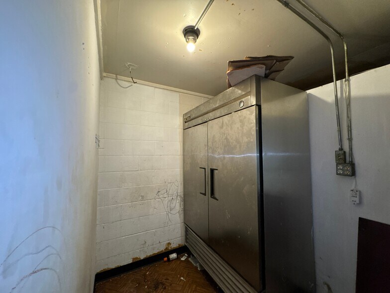 More Photos Of 520 W Broadway, Seminole Flex For Sale