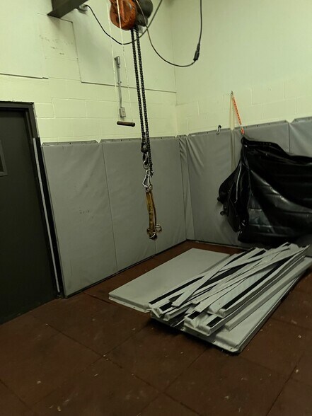 More Photos Of 3026C S Main St, Winston-Salem Veterinarian Kennel For Lease