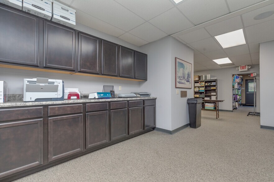 More Photos Of 295 N Lindbergh Blvd, Saint Louis Freestanding For Sale
