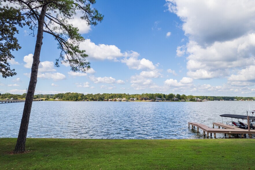 More Photos Of 108 E Barker Creek Dr, Scroggins Flex For Sale