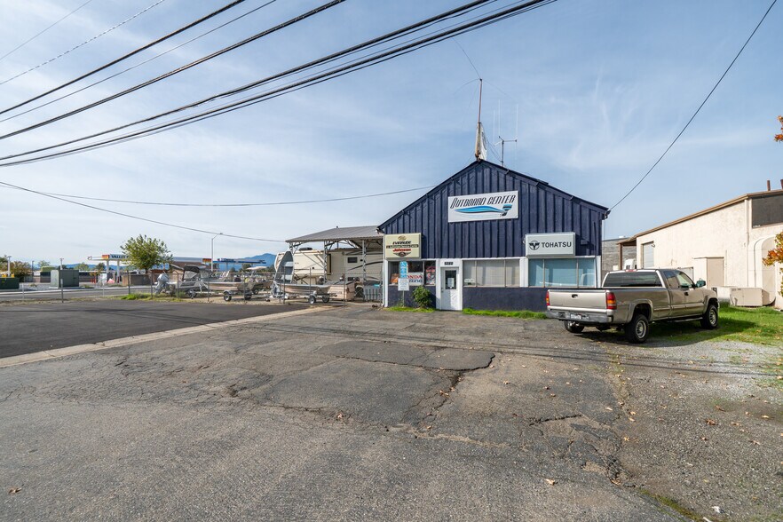 Primary Photo Of 5830 Caterpillar rd, Redding Industrial For Sale