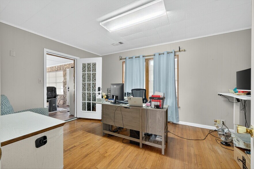 More Photos Of 930 N School St, Boerne Office For Sale