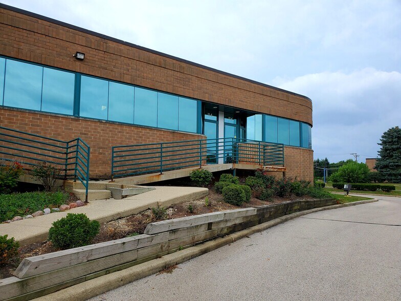 More Photos Of 910 W Lake St, Roselle Office For Lease