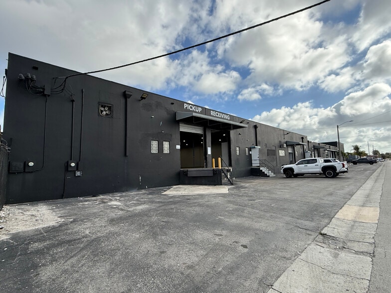 More Photos Of 2901-2915 NW 34th St, Miami Showroom For Lease