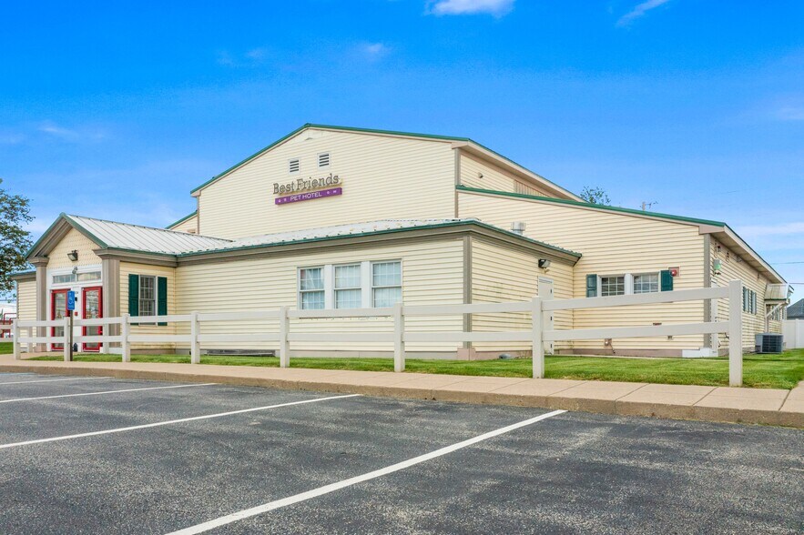 More Photos Of 8224 N Bash St, Indianapolis Veterinarian Kennel For Sale