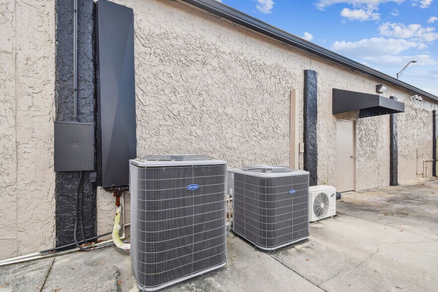 More Photos Of 14915 N Nebraska Ave, Tampa Showroom For Sale