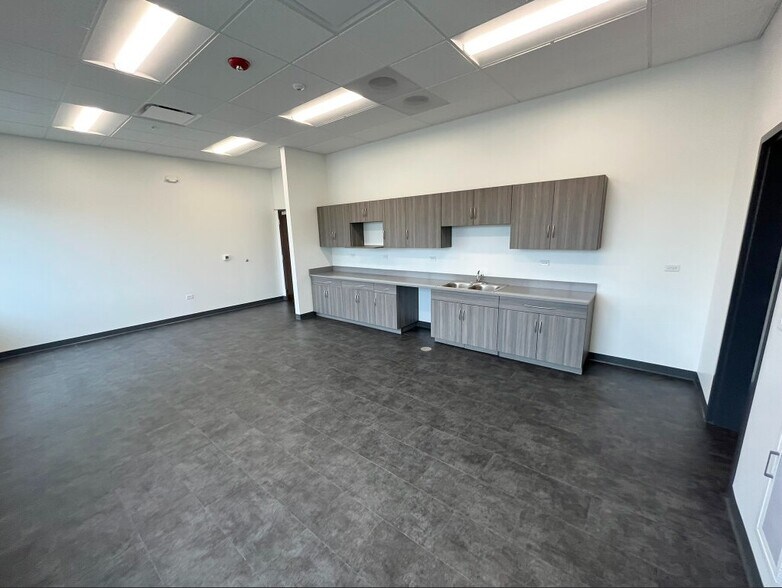 More Photos Of 537 Discovery Dr, West Chicago Distribution For Lease