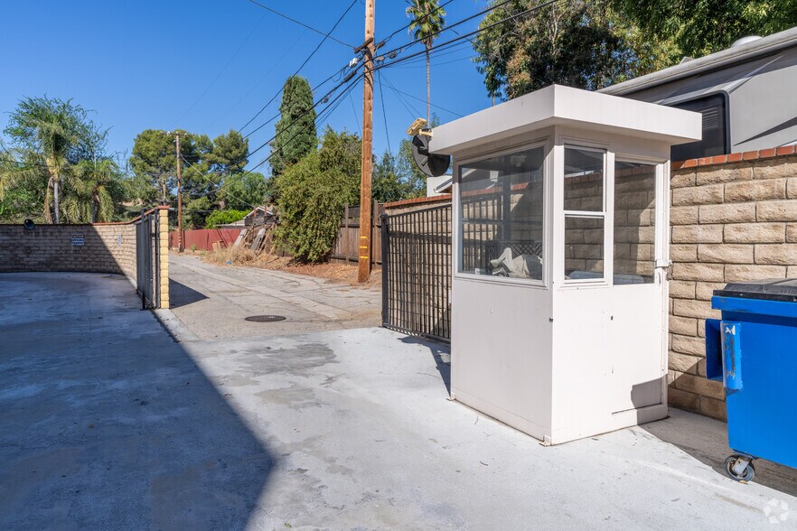 More Photos Of 15535 San Fernando Mission Blvd, San Fernando Medical For Lease