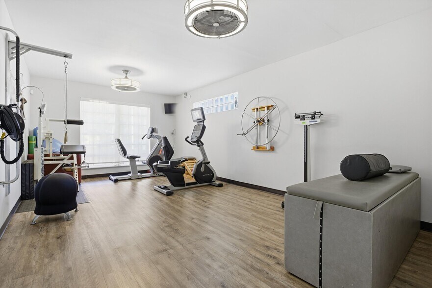 More Photos Of 980 NE 126th St, North Miami Medical For Lease