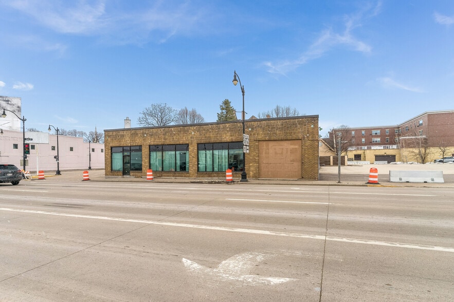 More Photos Of 529 4th St S, La Crosse Showroom For Sale