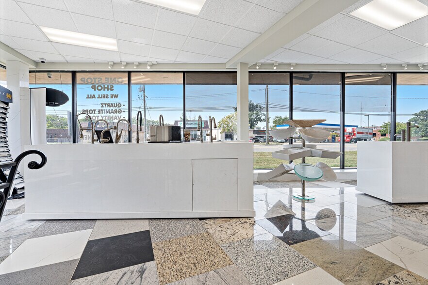 More Photos Of 1628-1630 Rand Rd, Des Plaines Showroom For Sale