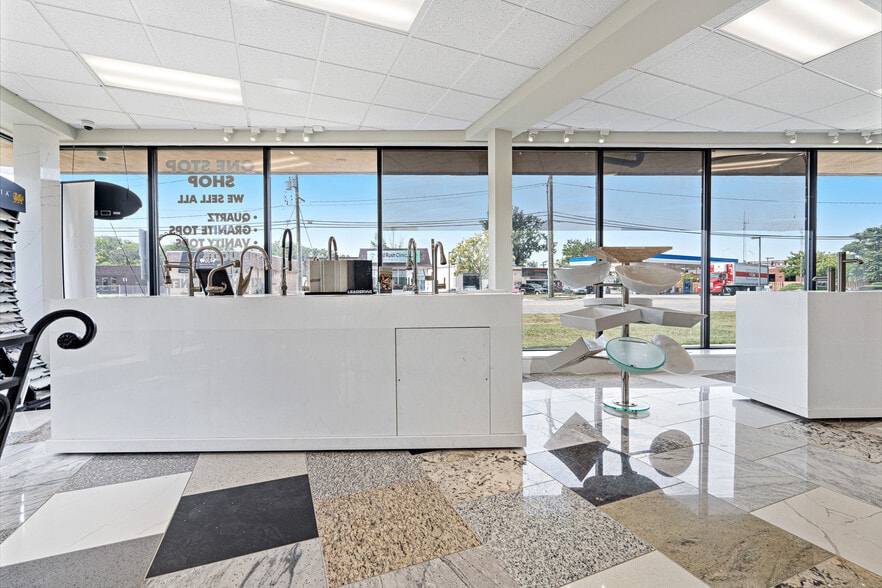 More Photos Of 1628 Rand Rd, Des Plaines Showroom For Sale