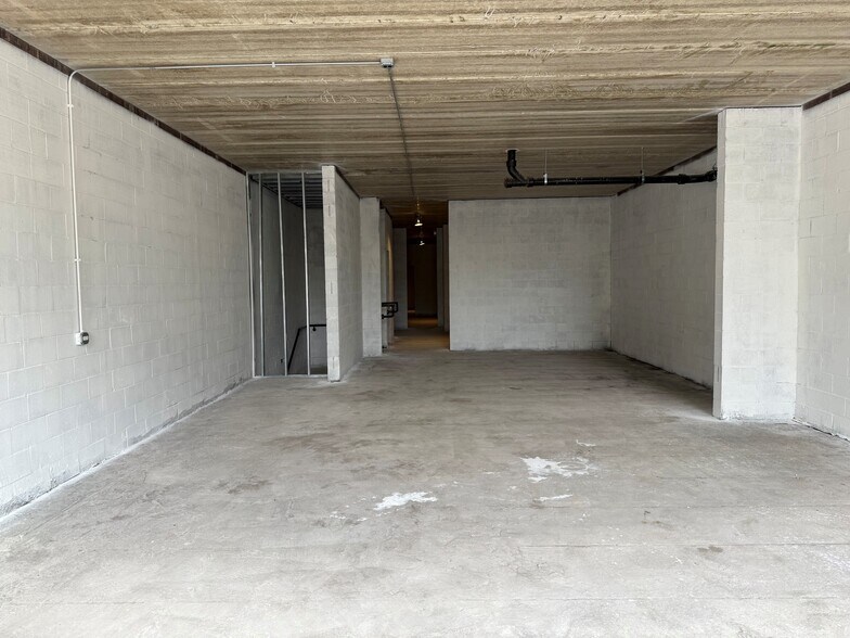 More Photos Of 1954 W Chicago Ave, Chicago Bar For Sale