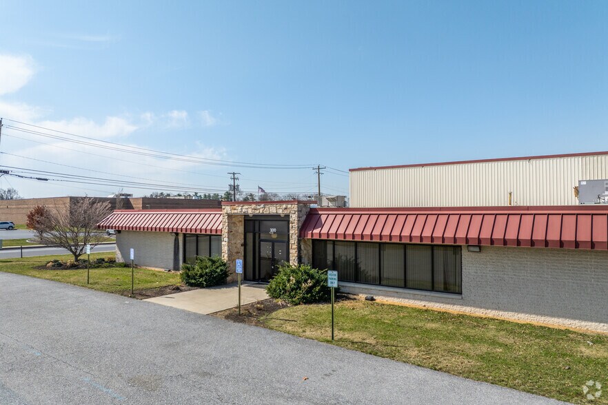 More Photos Of 300 W Heinz St, Mechanicsburg Warehouse For Lease