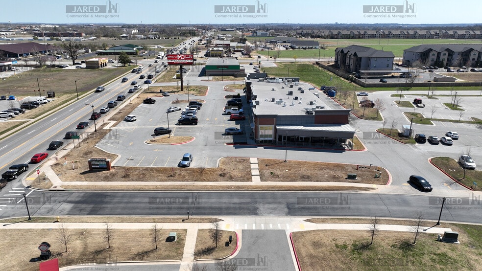 More Photos Of 1001 SW Regional Airport Blvd, Bentonville Freestanding For Lease