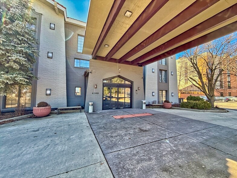 More Photos Of 2280 N Barrington Rd, Hoffman Estates Hotel For Sale