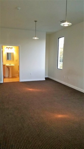 More Photos Of 7910 N Tamiami Trl, Sarasota Office For Lease