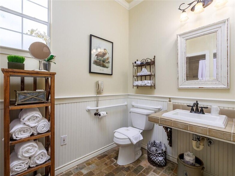 More Photos Of 915 E Cameron Ave, Rockdale Hotel For Sale