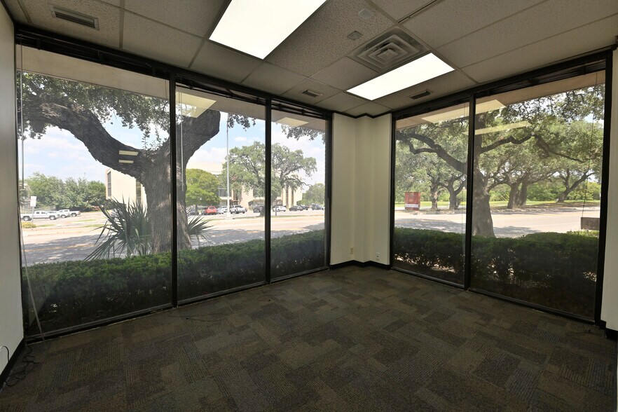 More Photos Of 4203-4211 Gardendale St, San Antonio Office For Lease