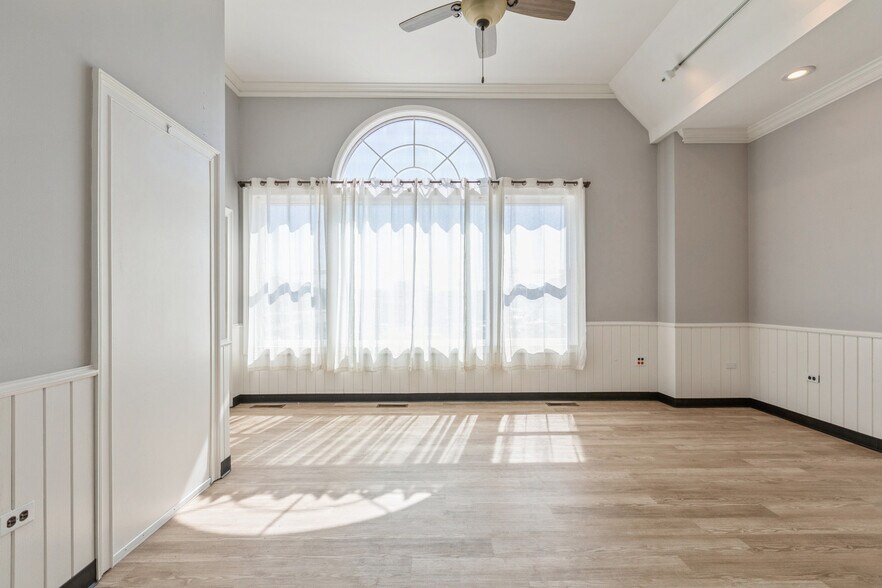 More Photos Of 509 W Old Northwest Highway, Barrington Office Residential For Lease