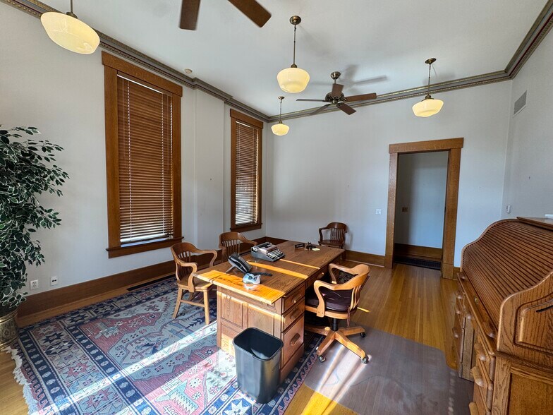 More Photos Of 121 S Center St, Clinton Office For Sale