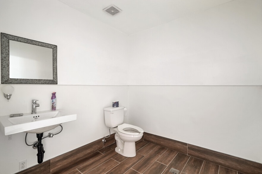 More Photos Of 233 W Harvard Blvd, Santa Paula Freestanding For Lease