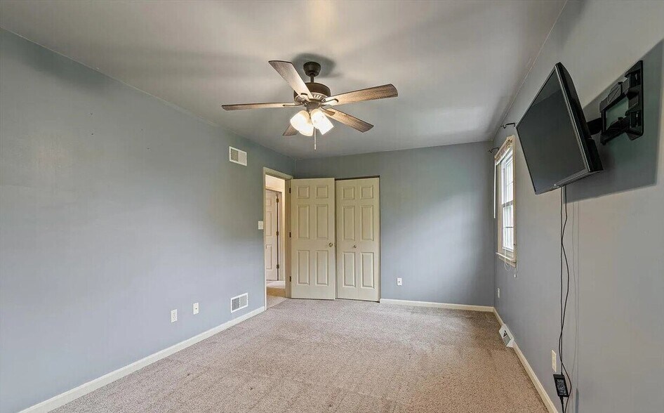 More Photos Of 585 Westbrooke Dr, Elizabethtown Specialty For Lease