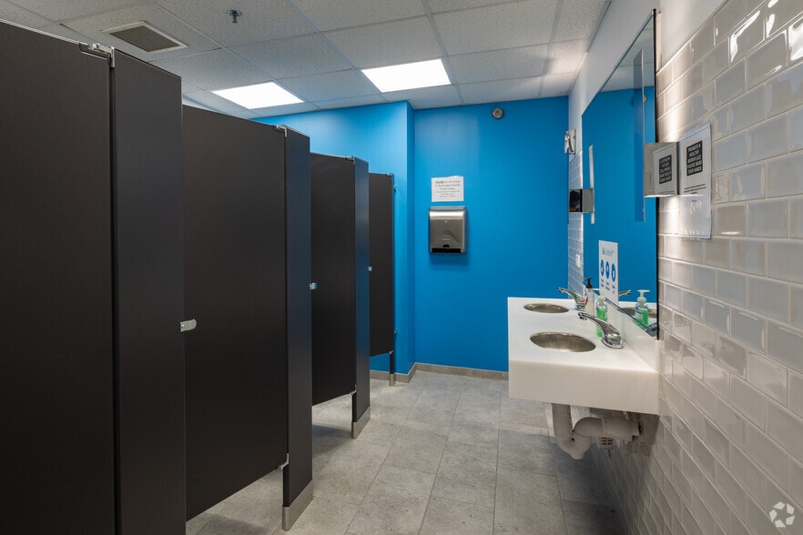 More Photos Of 225 W Superior St, Chicago Office For Sale