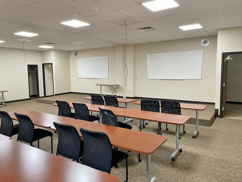 More Photos Of 5600 Philip J Rhoads Ave, Bethany Office For Lease