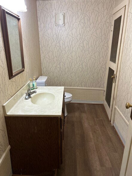 More Photos Of 214 Main St, Paris Office Residential For Sale